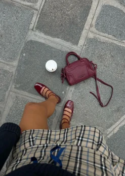 Luke Burgund Mary Jane Ballerinas aus Lackleder