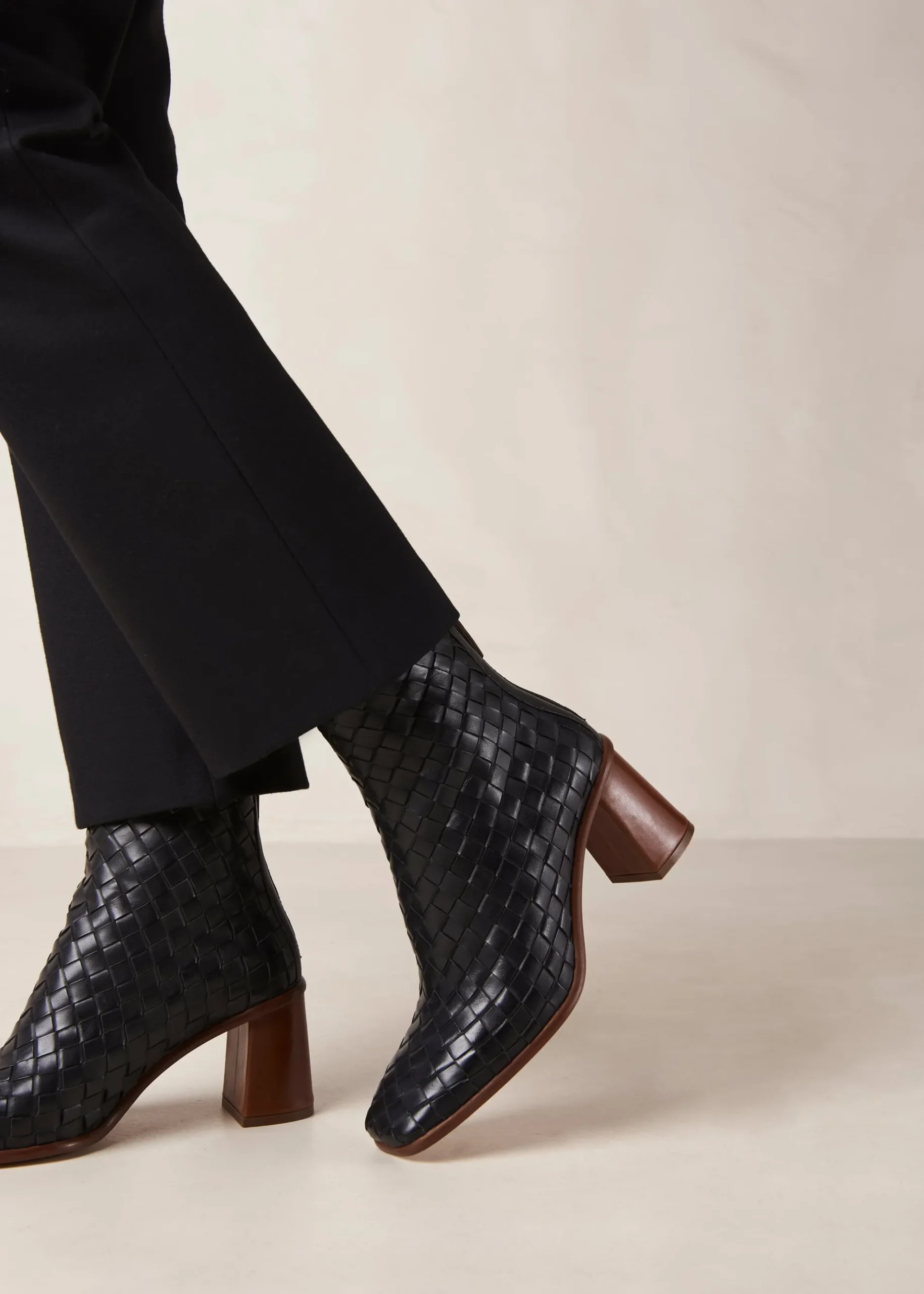 West Braided Schwarze Lederstiefel